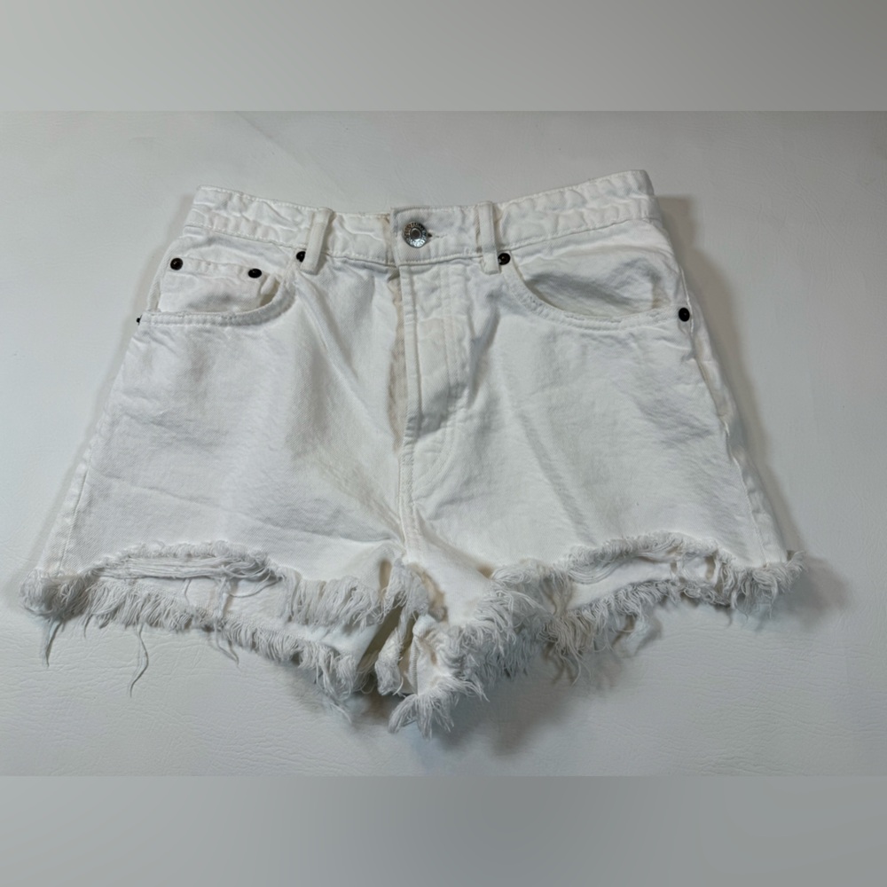 Zara women’s size 6 white denim cut off shorts button fly (bin U)